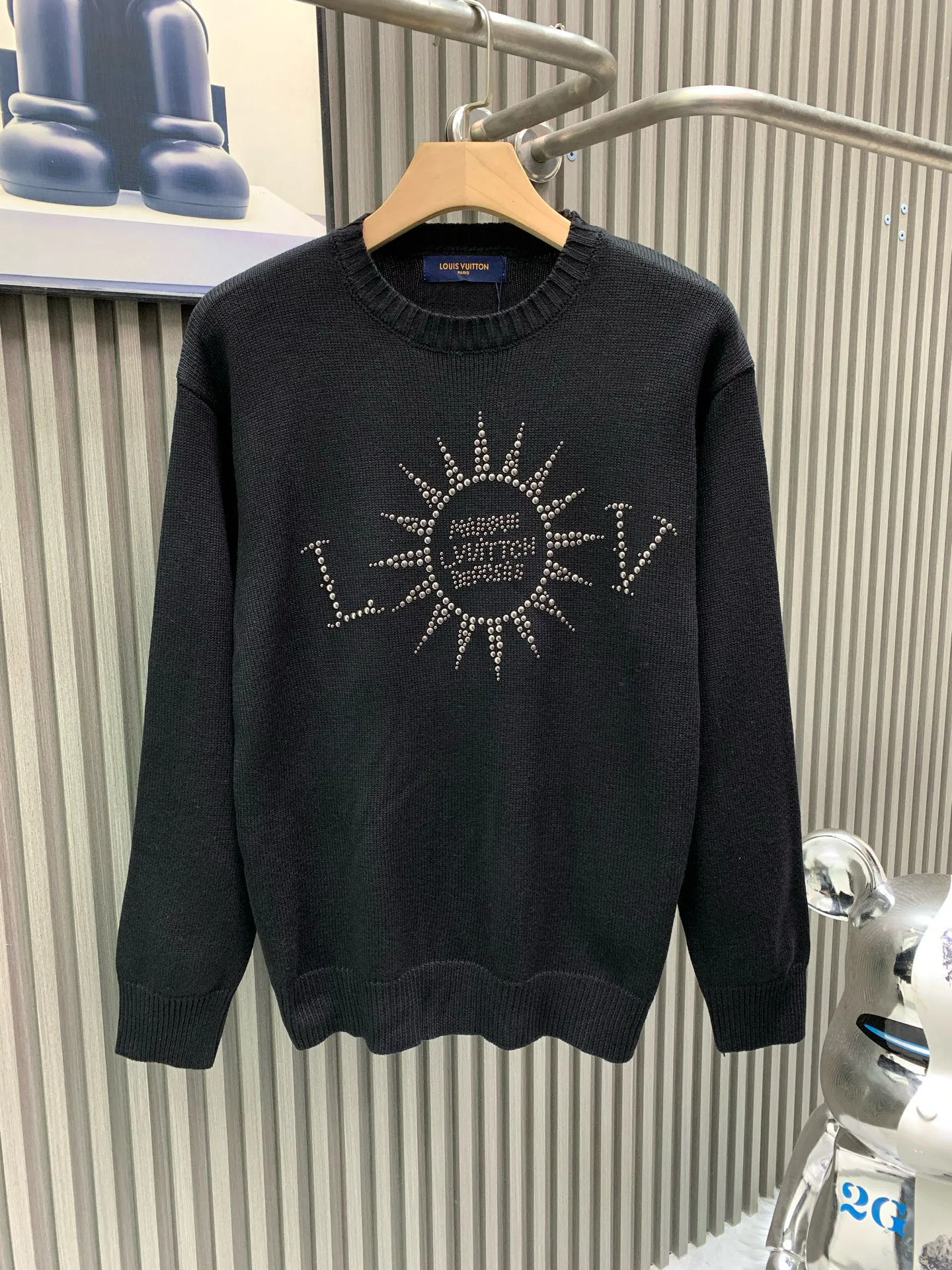 🅿️360 🀄️ Louis Vuitton Louis Vuitton Sun Beaded Woolen Pullover Official website price: 33200￥ (2315T) Purchase the original version for coloring [1:1 coloring and final dyeing] The color similarity is as high as 98%. The wool is woven with customized [70% premium goat hair]. The thermal performance of woolen wool fabric is very good due to the natural warmth of wool fiber. Woolen wool fabrics can keep you warm in the cold winter. In addition, woolen wool fabrics have good breathability and will not feel stuffy even in humid environments. Secondly, woolen wool fabrics are also very soft and comfortable. Due to the natural softness of wool fibers, woolen wool fabrics feel very soft and comfortable to wear. In addition, the texture of woolen wool fabrics is also very soft and will not irritate the skin. This hot drill is extremely heavy-duty. There are [6 sets of cannonballs of different sizes] on it, so it is particularly easy to move, so it can only be placed separately by hand. The beads are individually [manually positioned] from large to small, and finally they are bonded and drilled. The process is extremely complicated and cumbersome. The material used for the beads is very strong and the hard buckles will not fall off. The quality is very high.